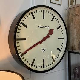 Découvrez notre horloge Newgate, un design vintage et élégant pour une touche rétro-chic à votre intérieur. 🕰️